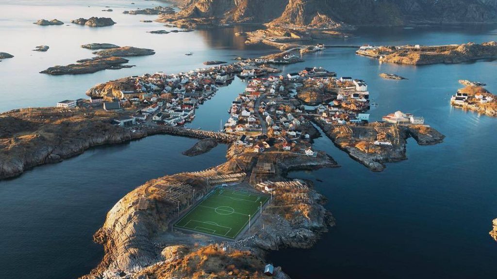 Atemberaubender Fußballplatz am Ende der Welt