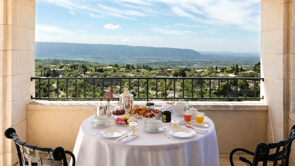 hotel-gordes-luxe-5-etoiles-bastide-de-gordes-palace-suite-duc-de-soubise-terrasse-luberon-petit-dejeuner