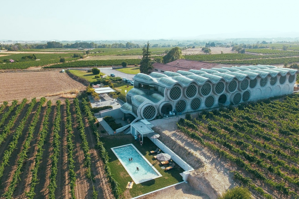 Cava Hotel Mastinell: sleep in a futuristic wine rack including a vineyard pool
