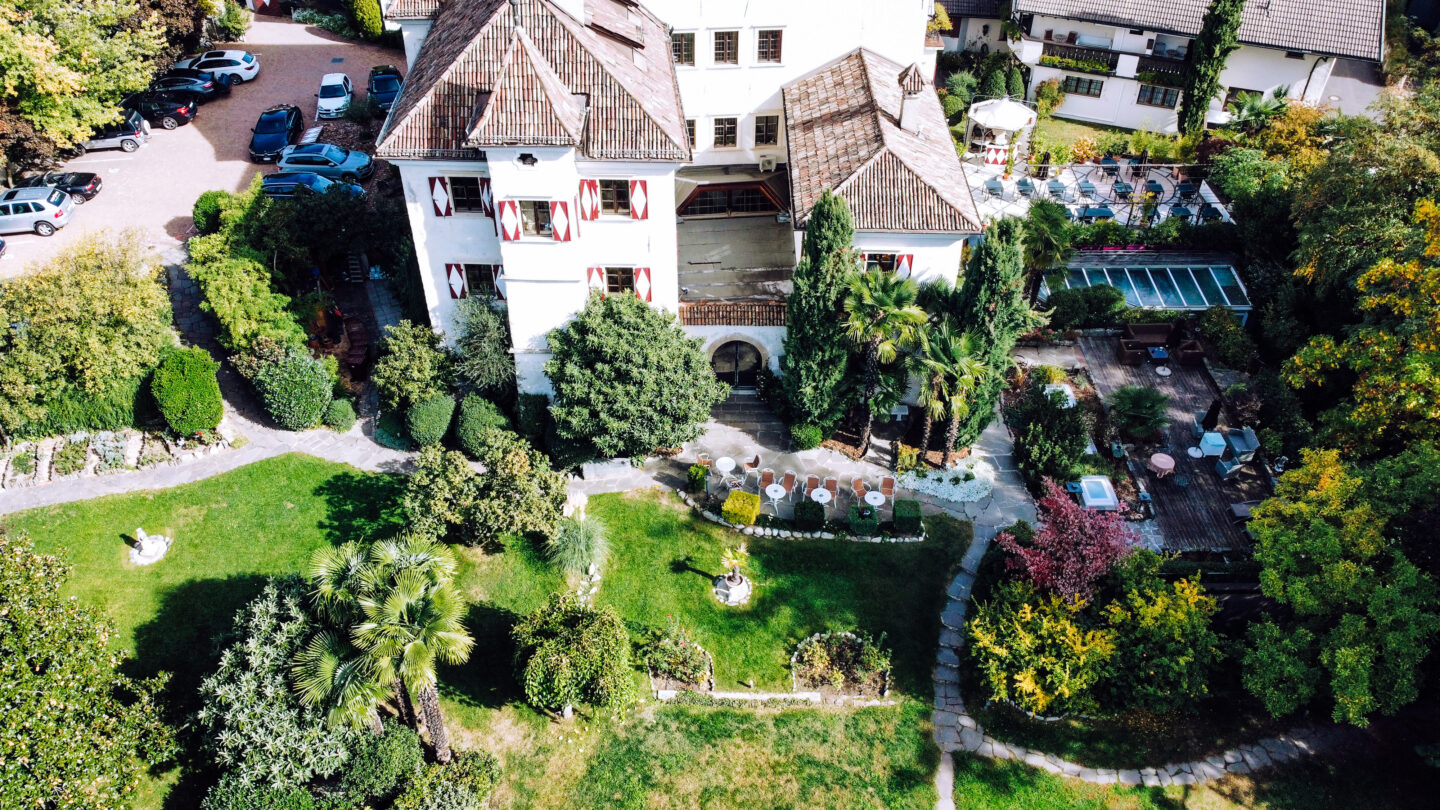 Hotel Castel Rundegg Meran, Gentlemens Journey, Südtirol Hotel, drone shot